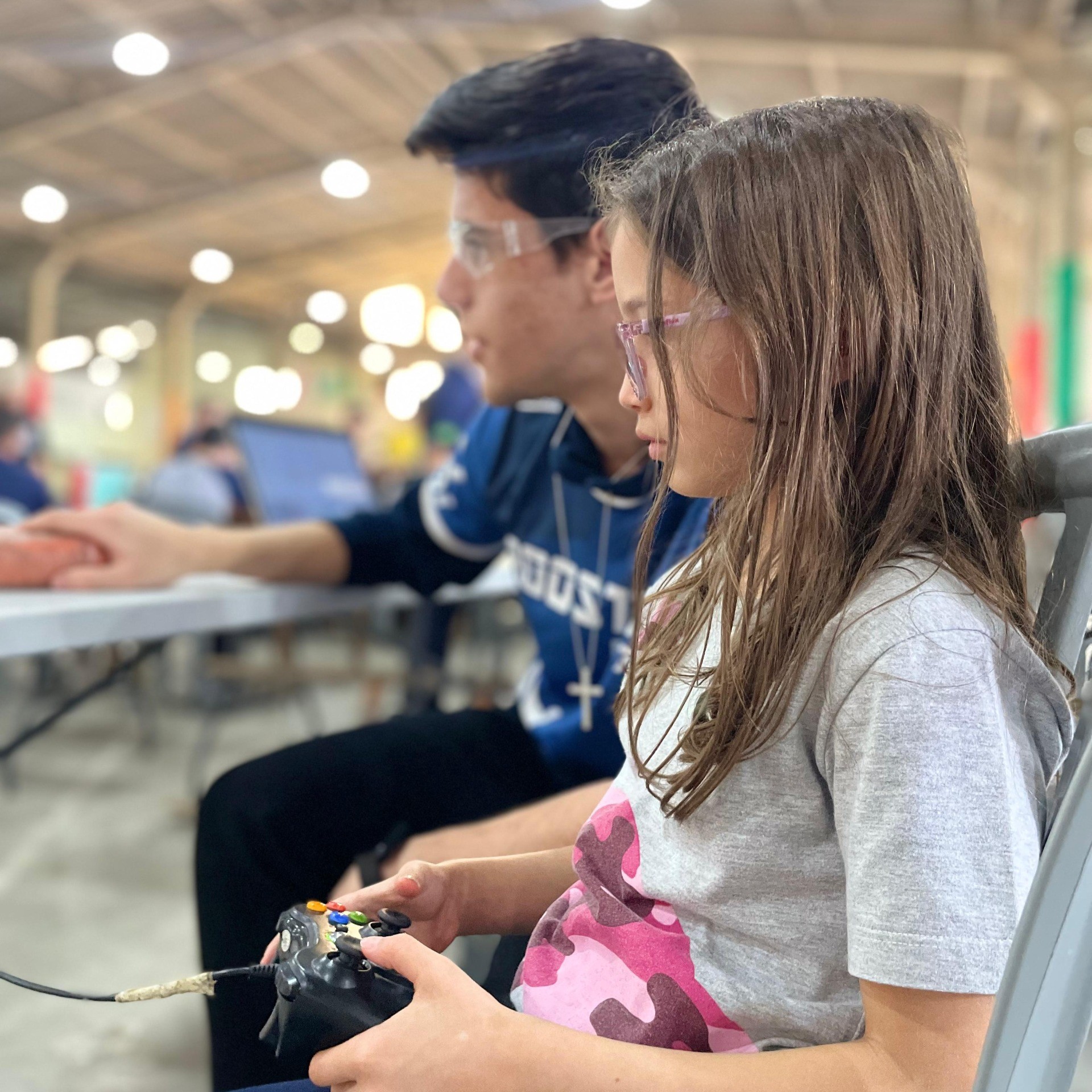 menina controlando o robô