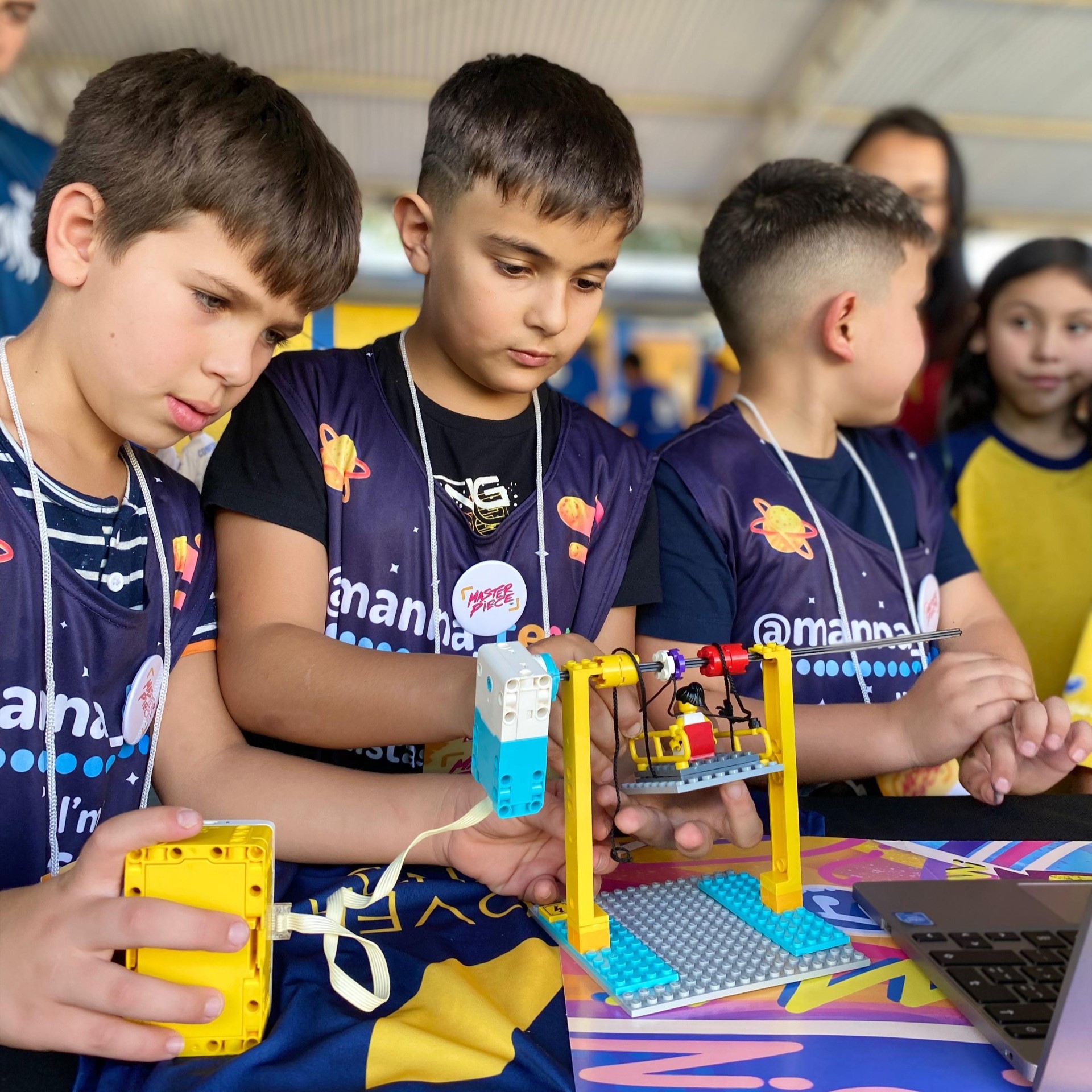 crianças montando lego