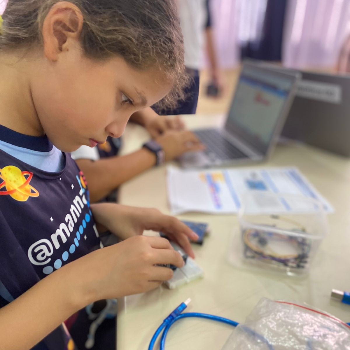 crianças realizando atividade com arduino